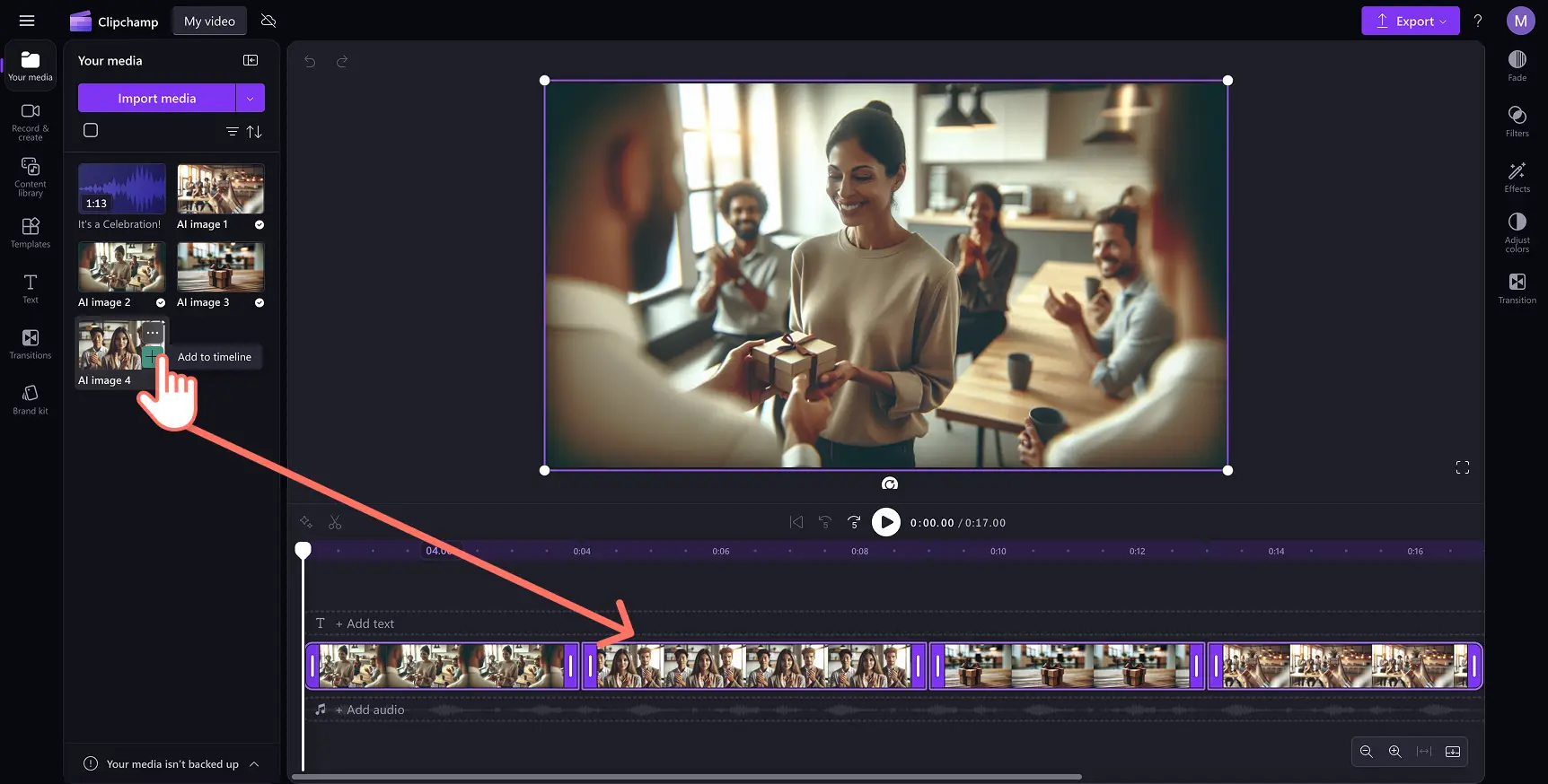 En bruker som ordner bilder til en lysbildevideo i Clipchamp