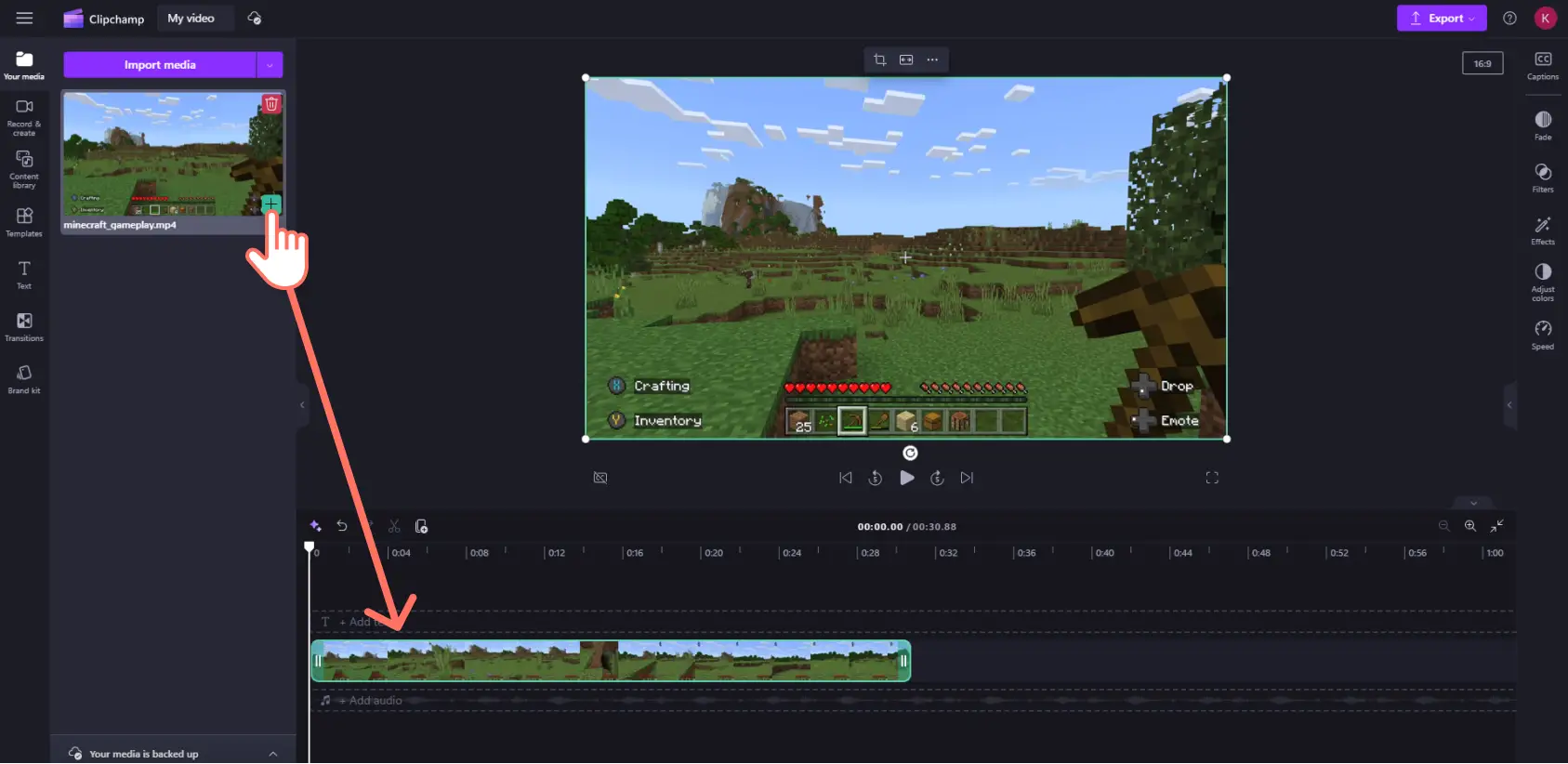 Gambar pengguna Clipchamp menyeret klip Minecraft ke lini masa pengeditan.