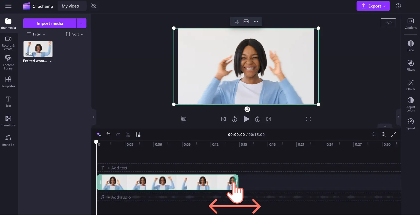 Clipchamp 用户滑动剪辑上的绿色手柄以缩短持续时间的图像。