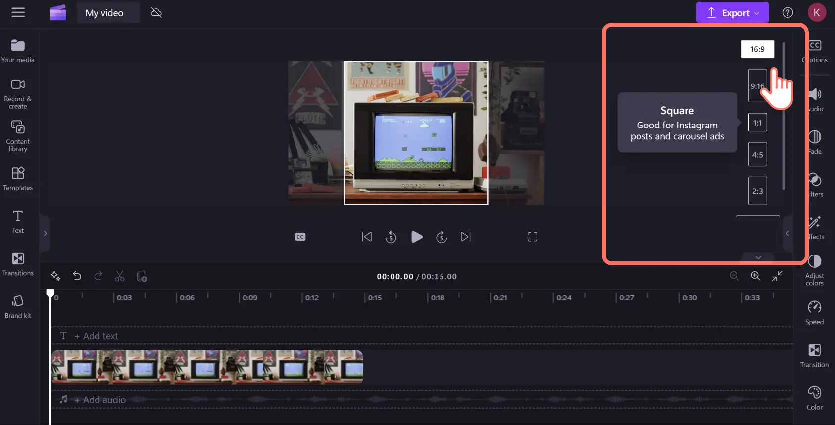 Imagen de un usuario de Clipchamp cambiando la relación de aspecto de su vídeo.