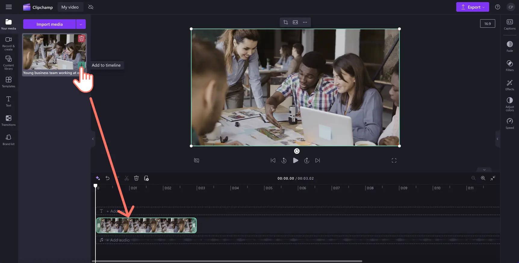 Bilde av en bruker som legger til en importert video på tidslinjen i Clipchamp.