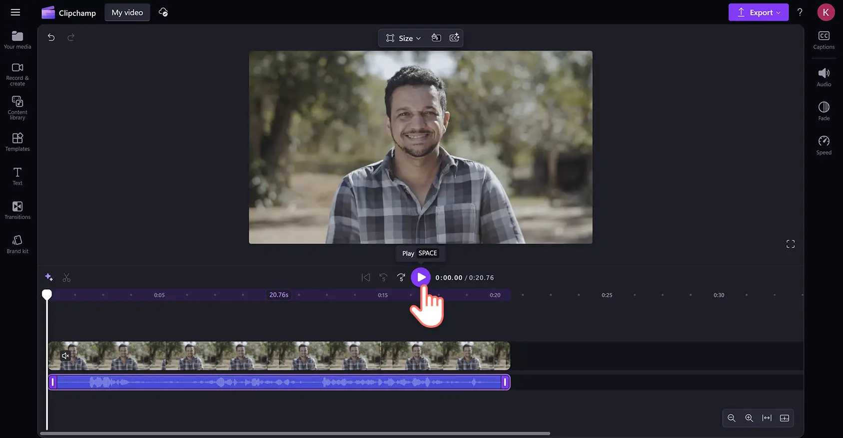Un utente che fa clic sul pulsante Riproduci dopo aver usato la soppressione del rumore nell’editor video di Clipchamp.