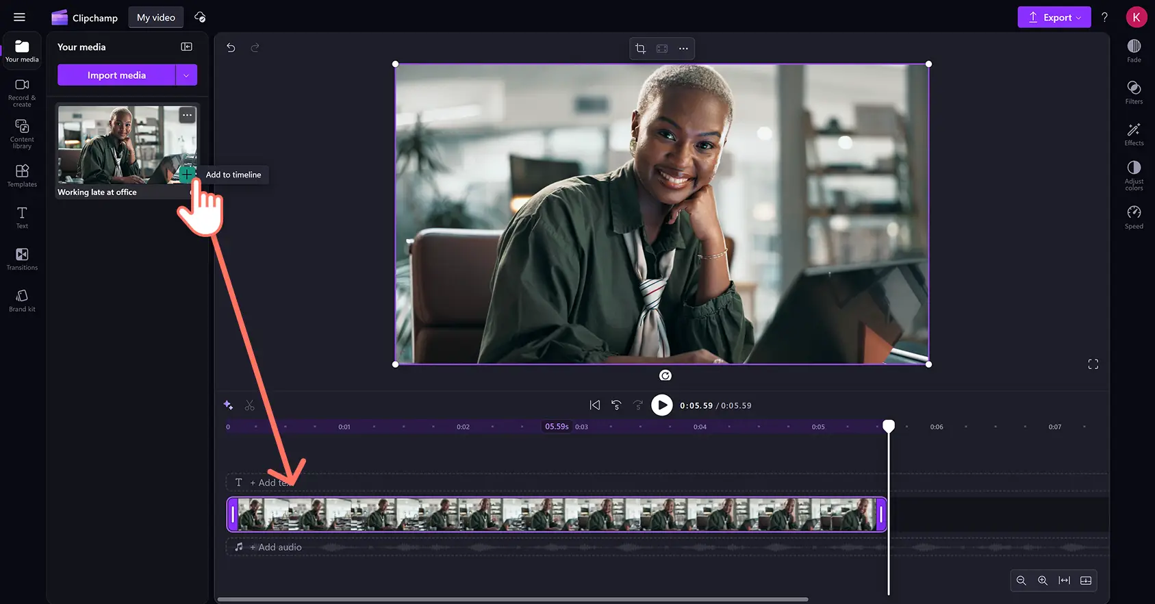 Clipchamp 動画エディターの編集タイムラインに動画を追加しているユーザー。
