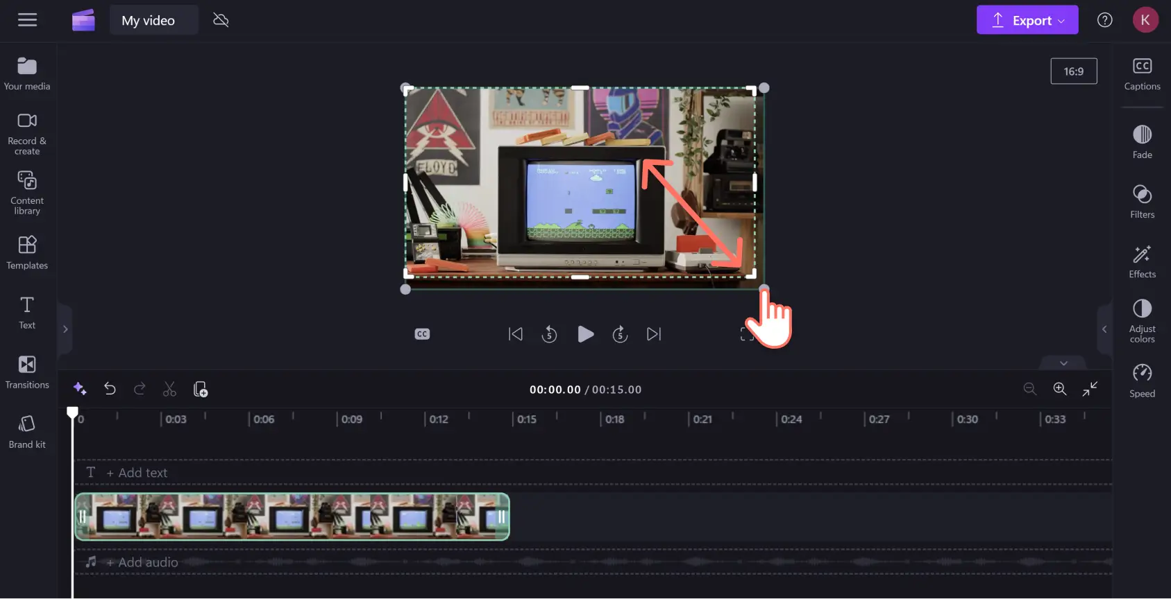 Una imagen de un usuario de Clipchamp recortando su vídeo con la herramienta a mano alzada.