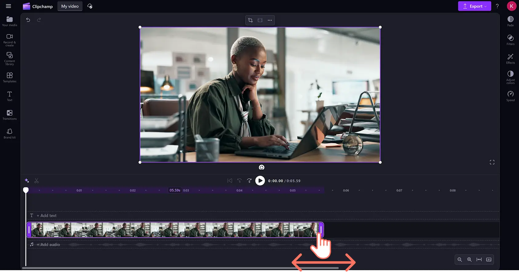Clipchamp 動画エディターで、動画アセットのトリミング ハンドルをドラッグしているユーザー。