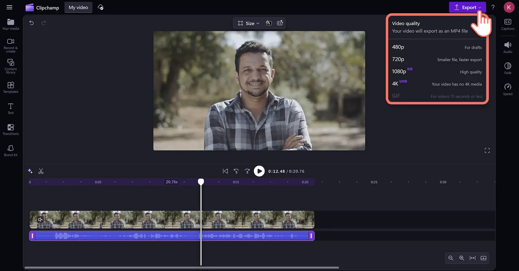 Un utente che esporta un video dopo aver usato la soppressione del rumore di intelligenza artificiale per un traccia audio nell’editor video di Clipchamp.