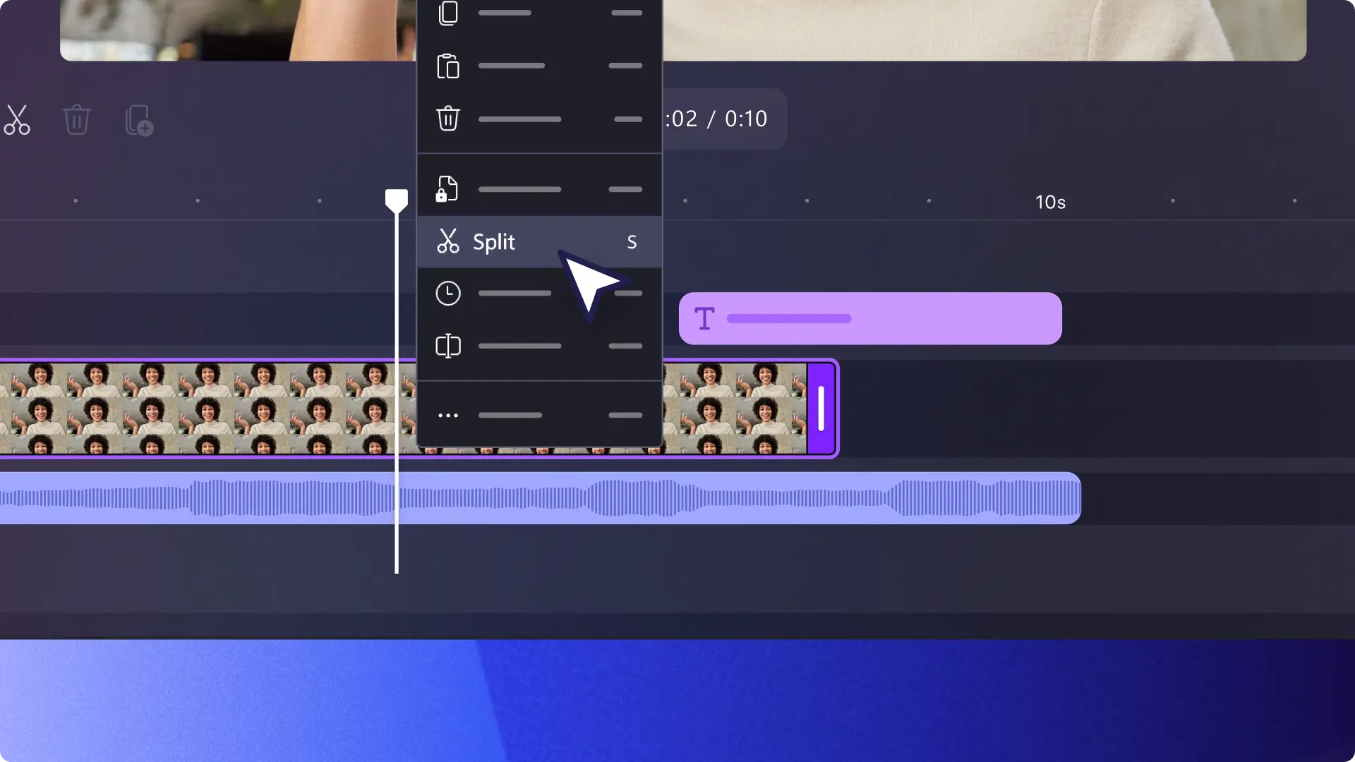 用户在 Clipchamp 中使用视频拆分器来拆分视频。