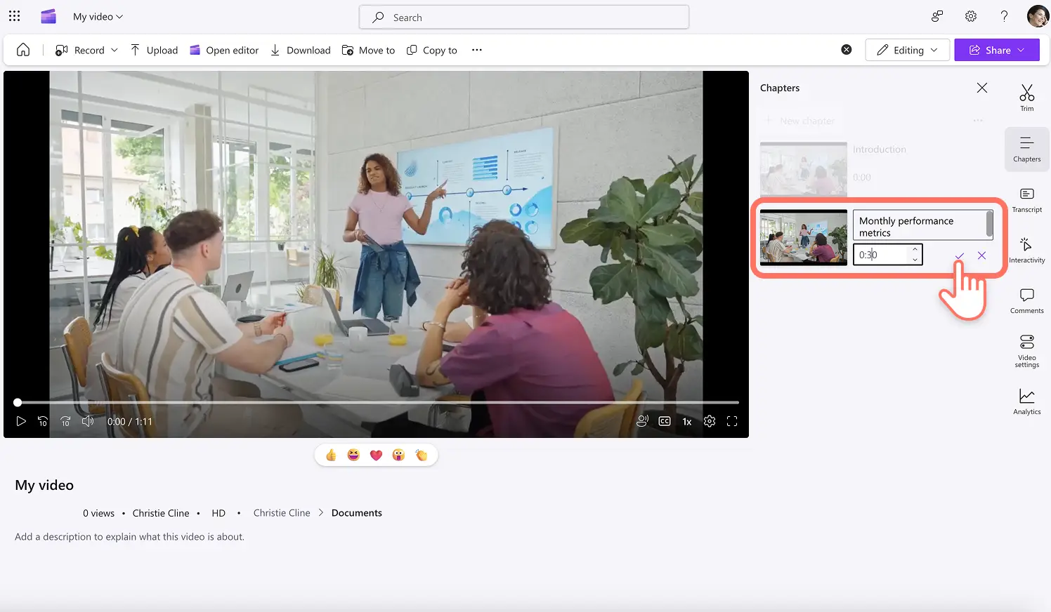 Een gebruiker die een videohoofdstuk maakt in Clipchamp.