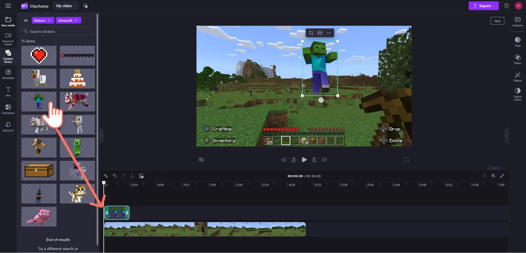 Gambar pengguna Clipchamp menyeret stiker zombie Minecraft ke lini masa pengeditan.