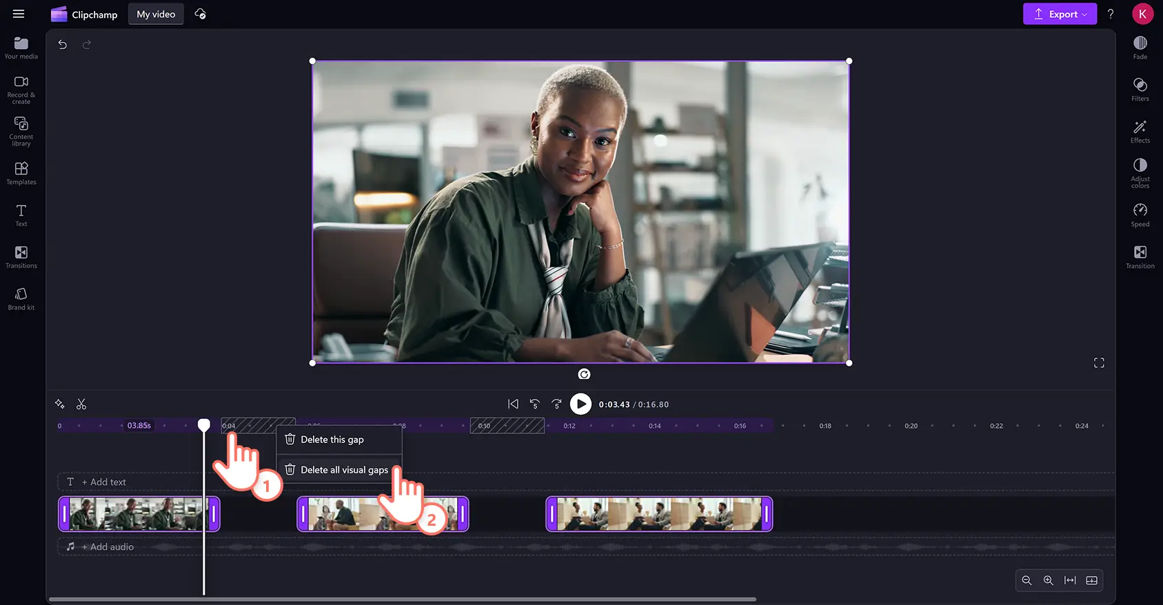 Clipchamp 動画エディターで、編集タイムラインから複数の隙間を同時に削除しているユーザー。