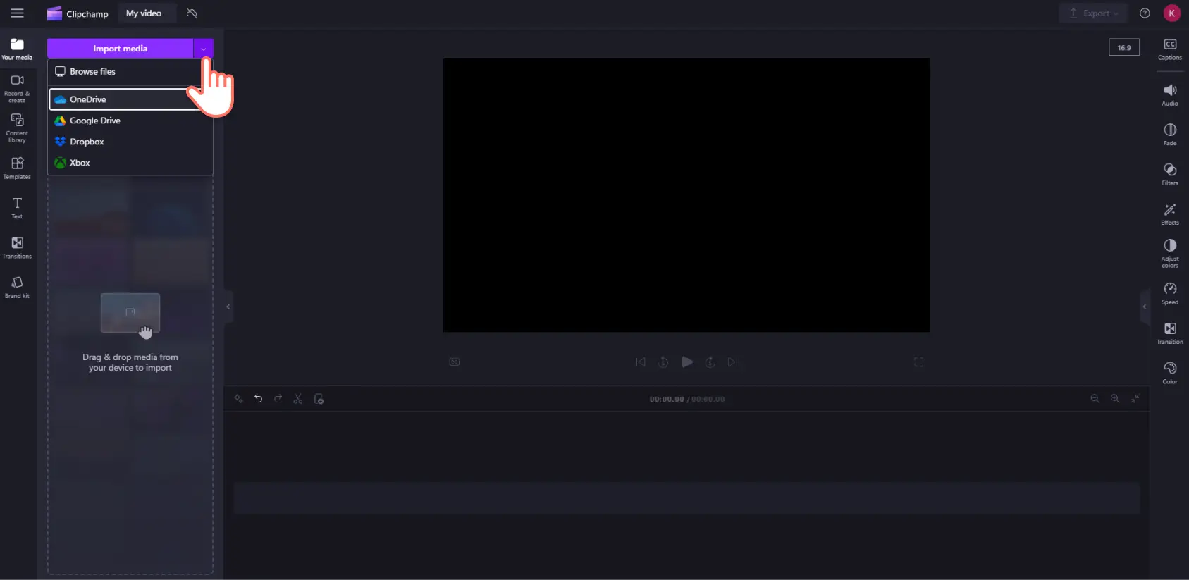 Image d’un utilisateur de Clipchamp important son média dans la bibliothèque de médias.