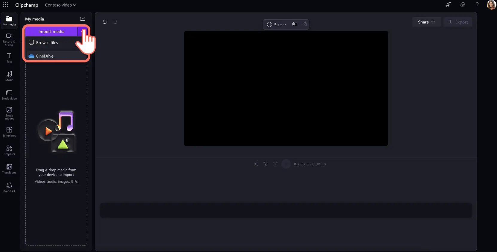 En bruger importerer videomedier fra en computer eller OneDrive i Clipchamp-videoeditoren til arbejde