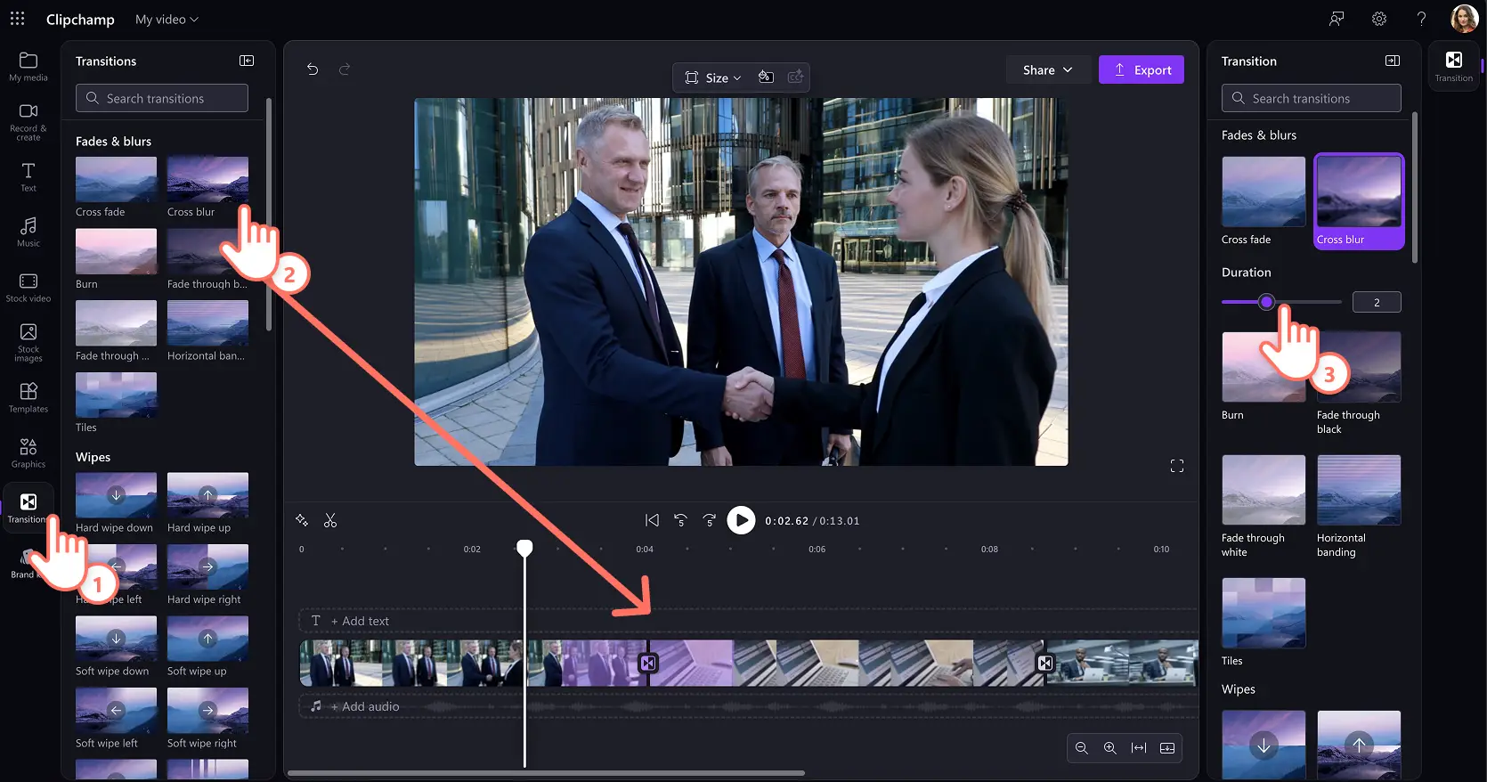 En bruger vælger videoovergange og tilføjer dem mellem to klip på videoredigeringslinjen