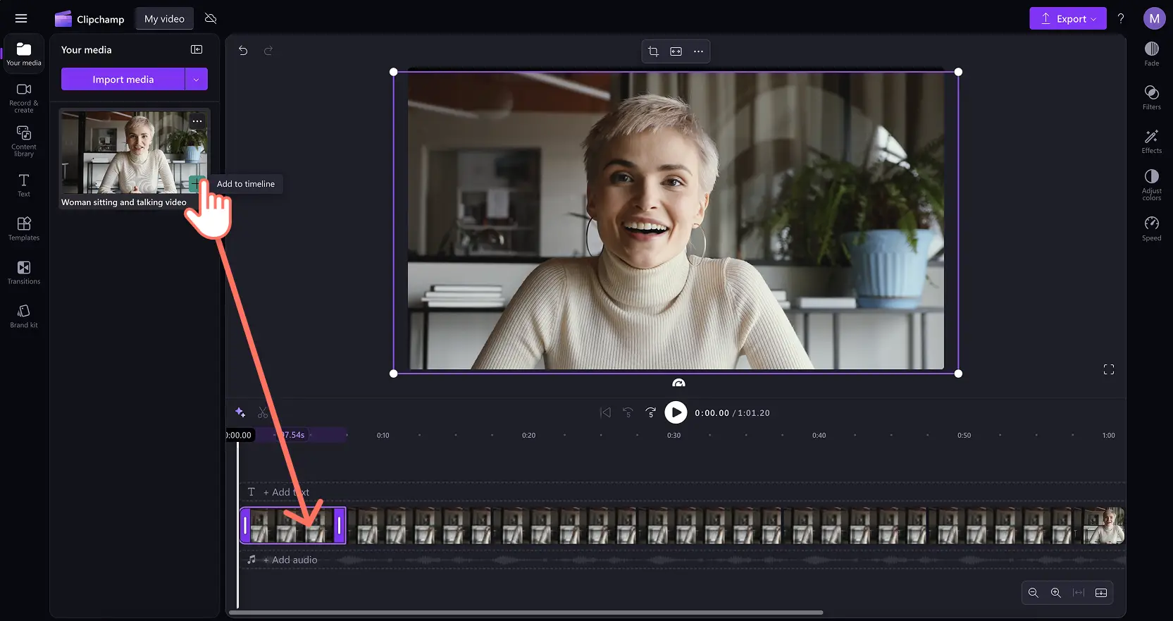 Un usuario añadiendo un vídeo a la línea de tiempo en el editor de vídeo Clipchamp.