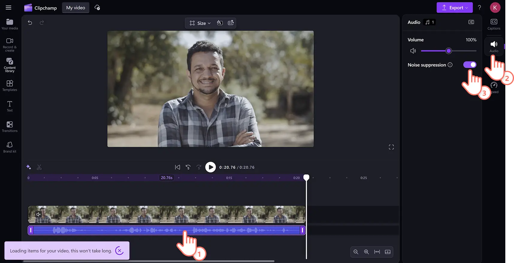Un utente che attiva l'eliminazione del rumore con l'IA per una traccia audio nell'editor video Clipchamp.
