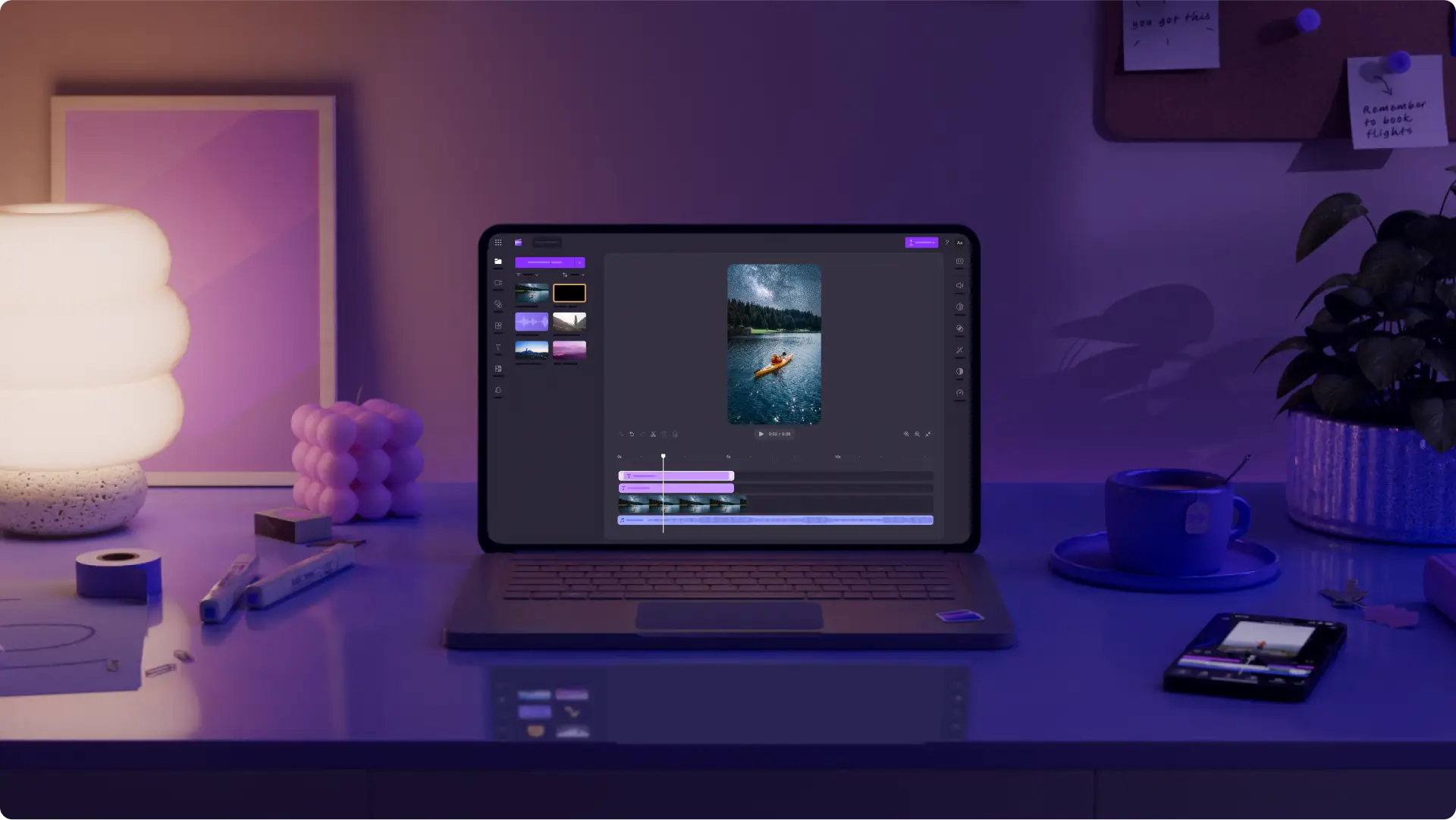 Un usuario creando un vídeo de marketing en un portátil con Clipchamp.