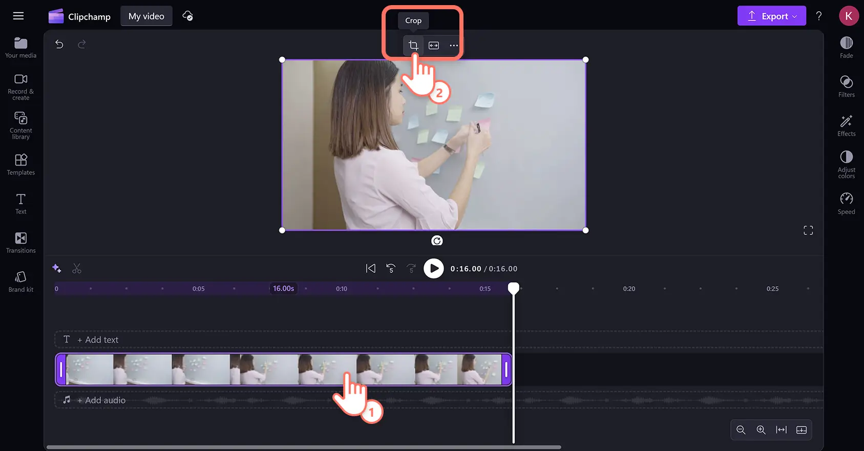 Clipchamp video düzenleyicide dolaştırılabilir araç çubuğundaki kırpma düğmesine tıklayan bir kullanıcı.