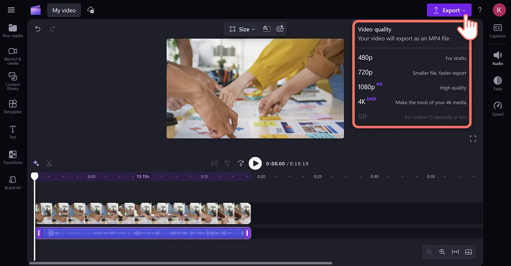 Clipchamp video düzenleyicide seslendirme videosunu dışarı aktaran bir kullanıcı.
