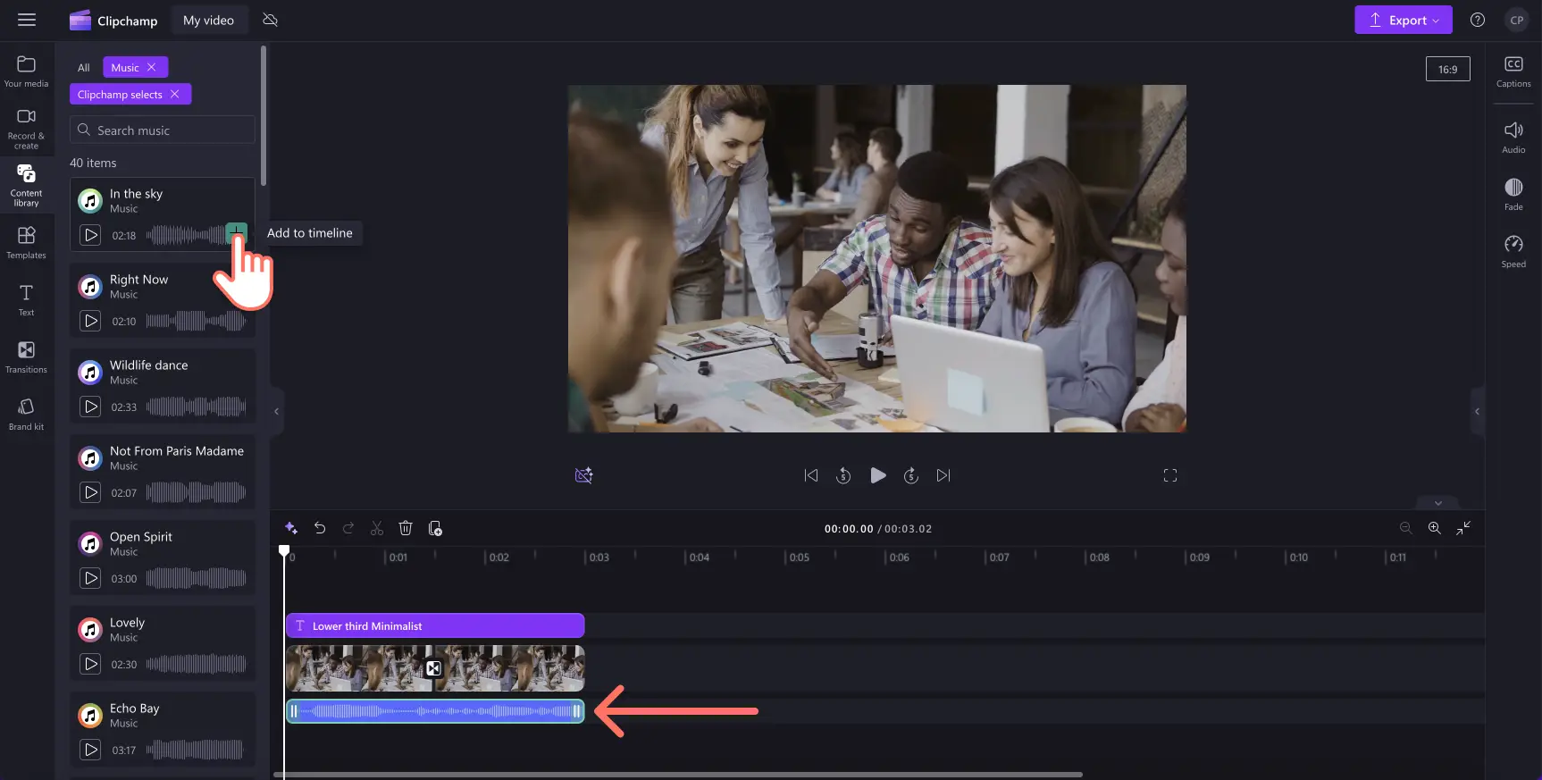Et bilde av en bruker som legger til bakgrunnsmusikk på en video i Clipchamp.
