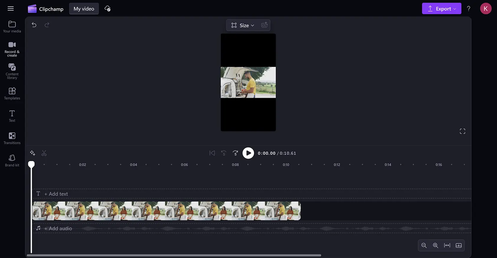 Clipchamp ビデオ エディターで、ユーザーの動画が Instagram 用の 9:16 の縦横比に変換される様子。