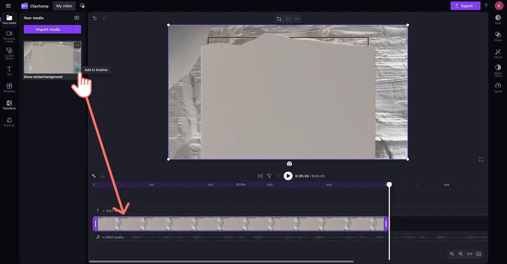 En användare lägger till en bakgrundsvideo för en eftertextsvideo på tidslinjen i Clipchamp.