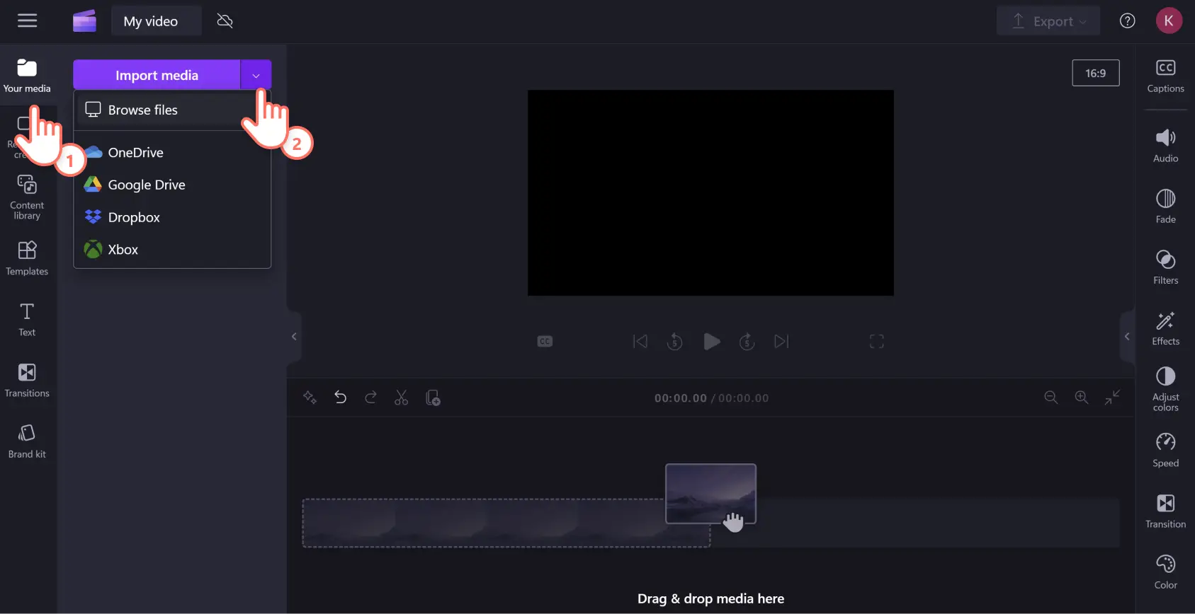 Una imagen de un usuario de Clipchamp importando elementos multimedia en la pestaña Tus elementos multimedia de la barra de herramientas.