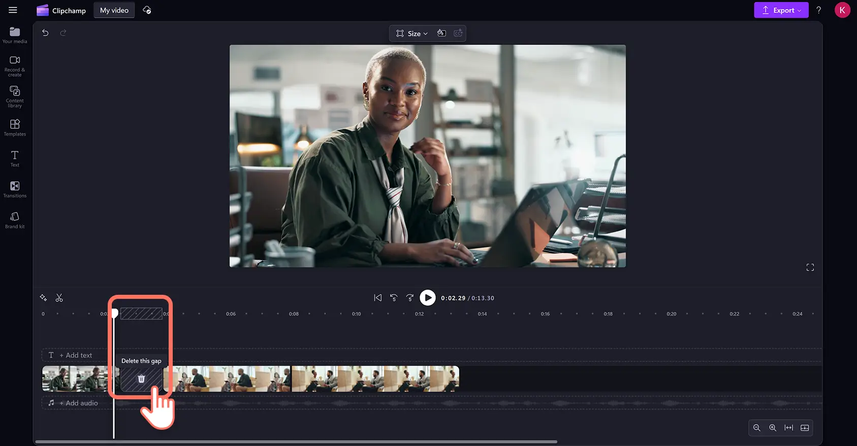 Clipchamp 動画エディターの編集タイムラインで [ギャップを削除] ボタンをクリックしているユーザー。