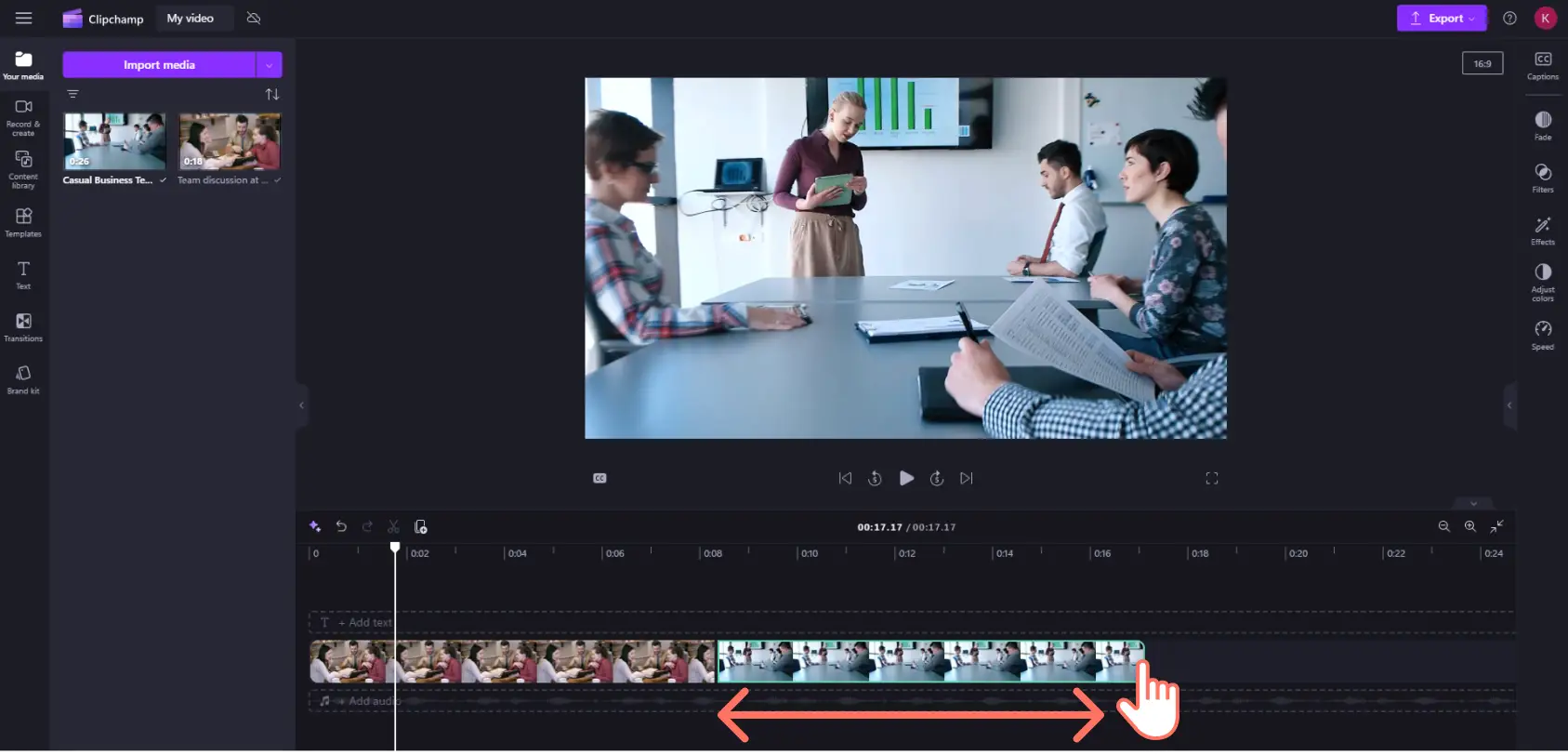 Image d'un utilisateur de Microsoft Clipchamp réduisant la longueur d'un clip vidéo sur la chronologie.