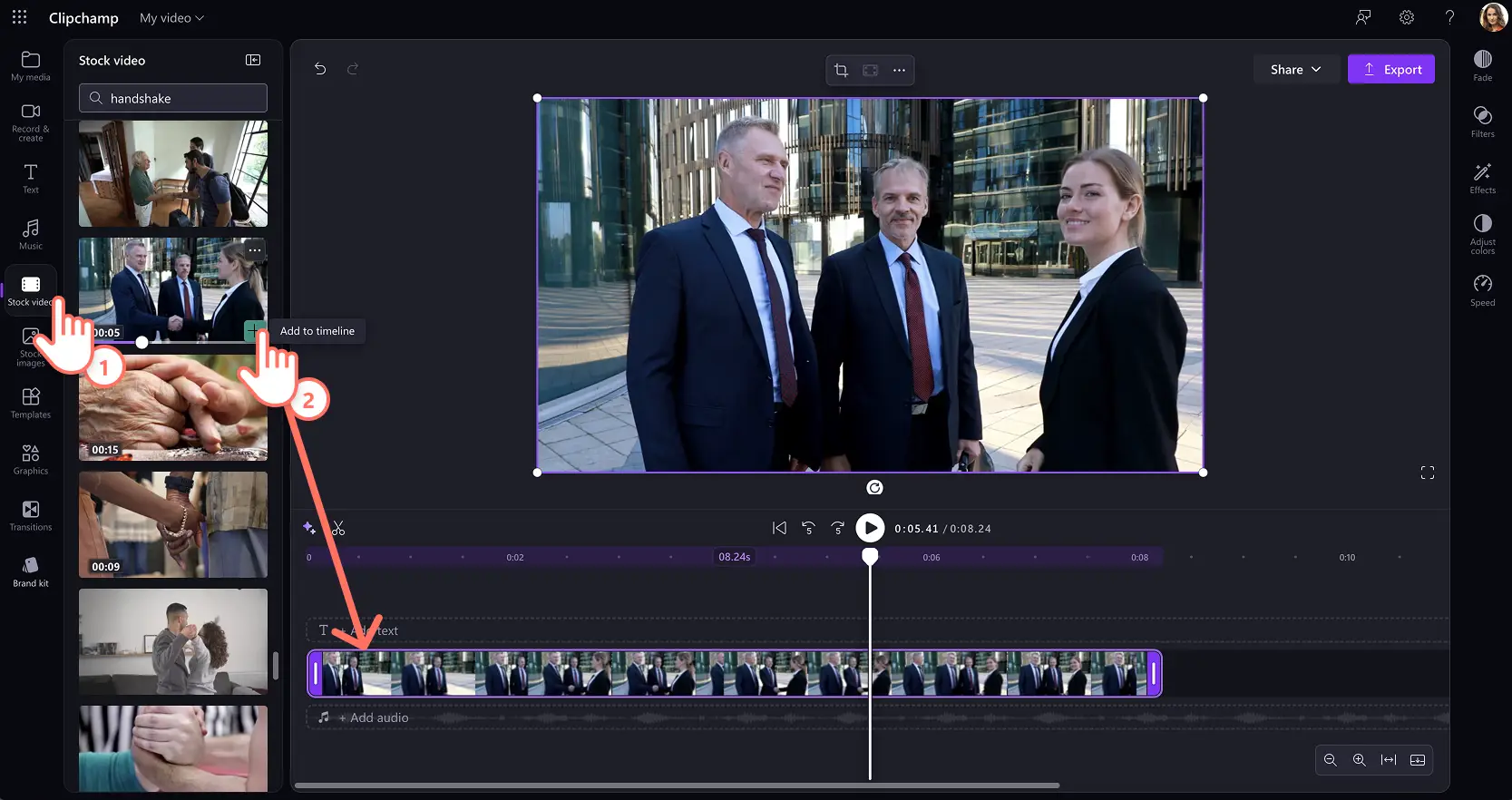 En bruger vælger mediesamlinger og føjer dem til videoredigeringstidslinjen i Clipchamp