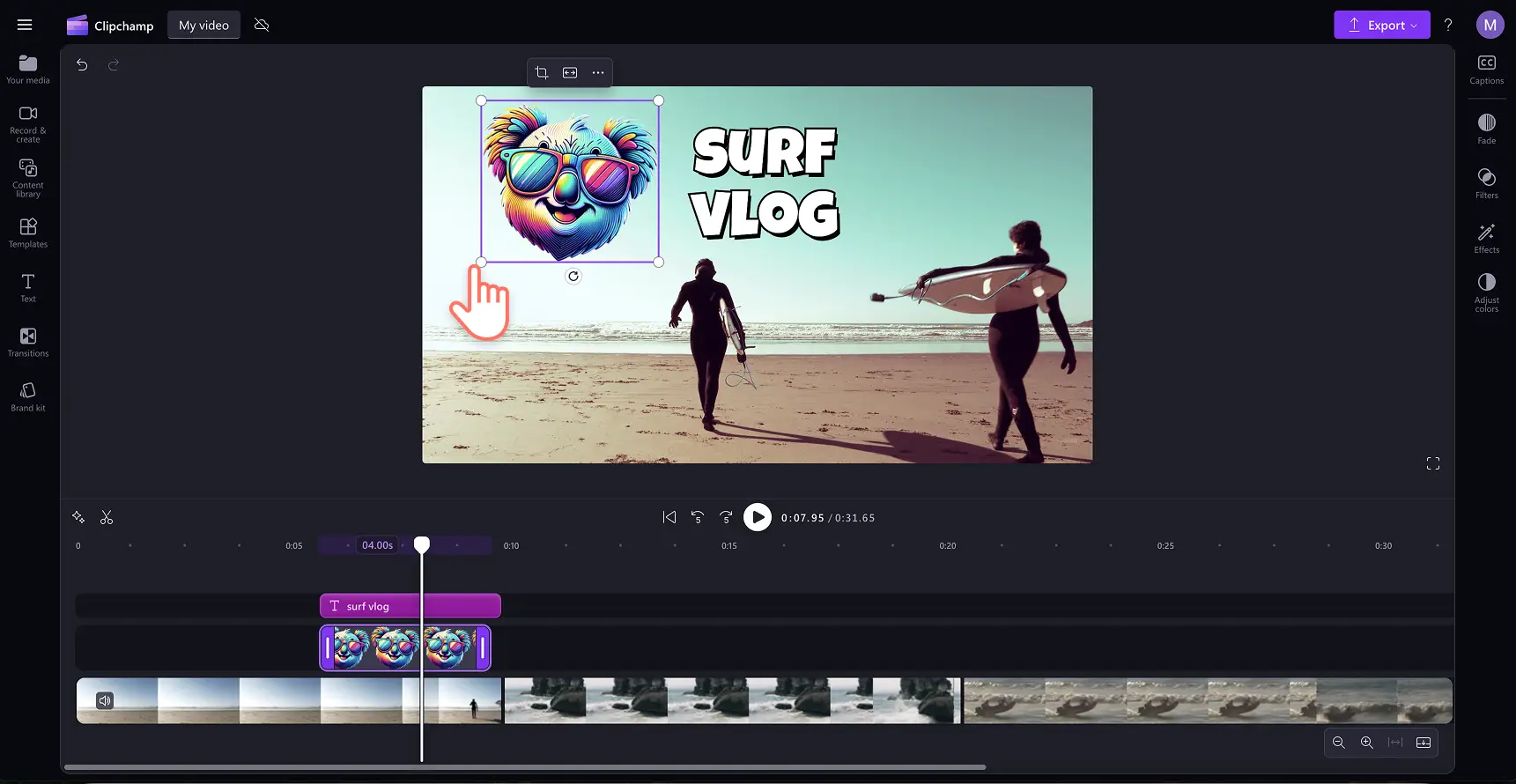 En bruker som legger til et klistremerke i en video i Clipchamp