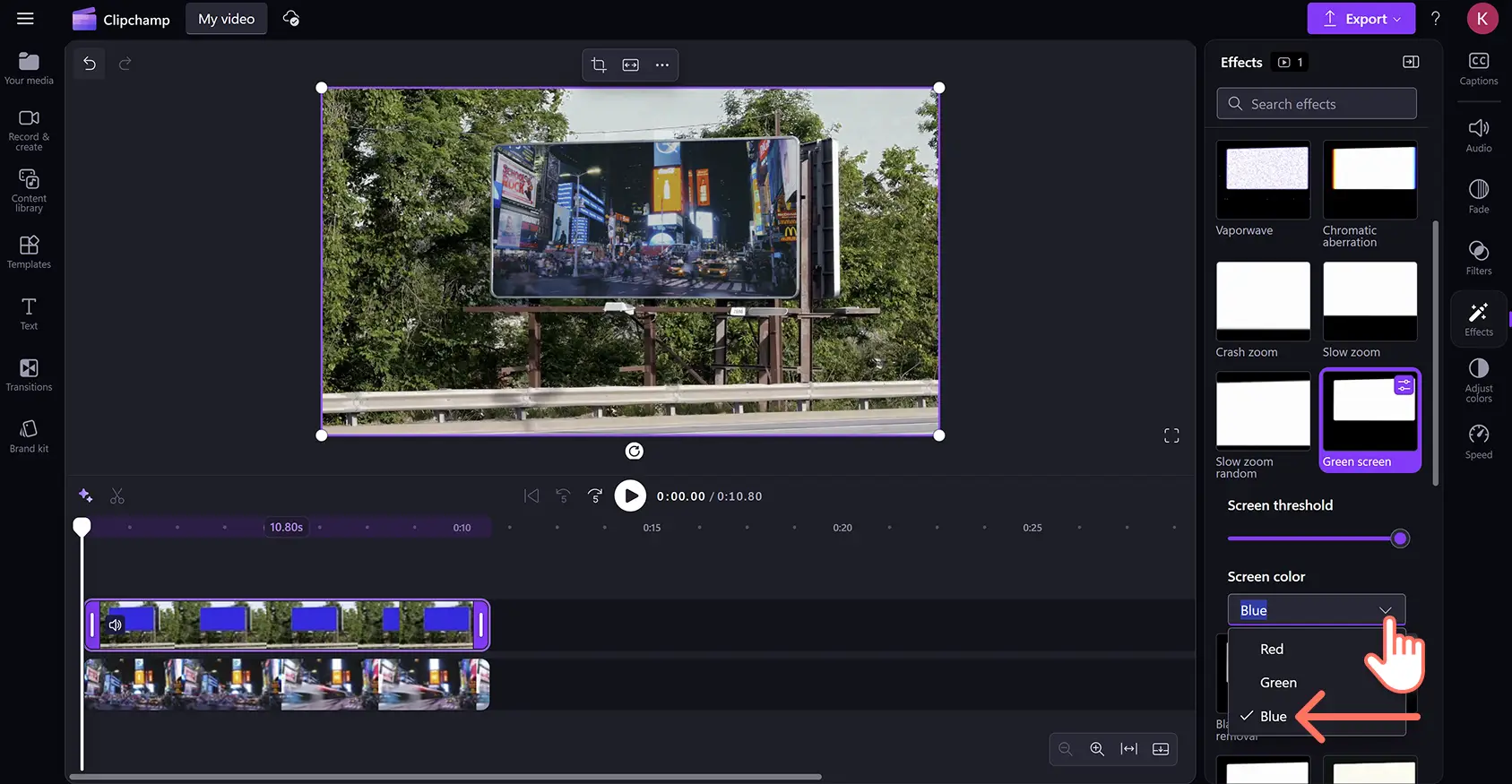 Seorang pengguna memilih biru sebagai opsyen warna skrin untuk kesan kunci kroma dalam editor video Clipchamp.
