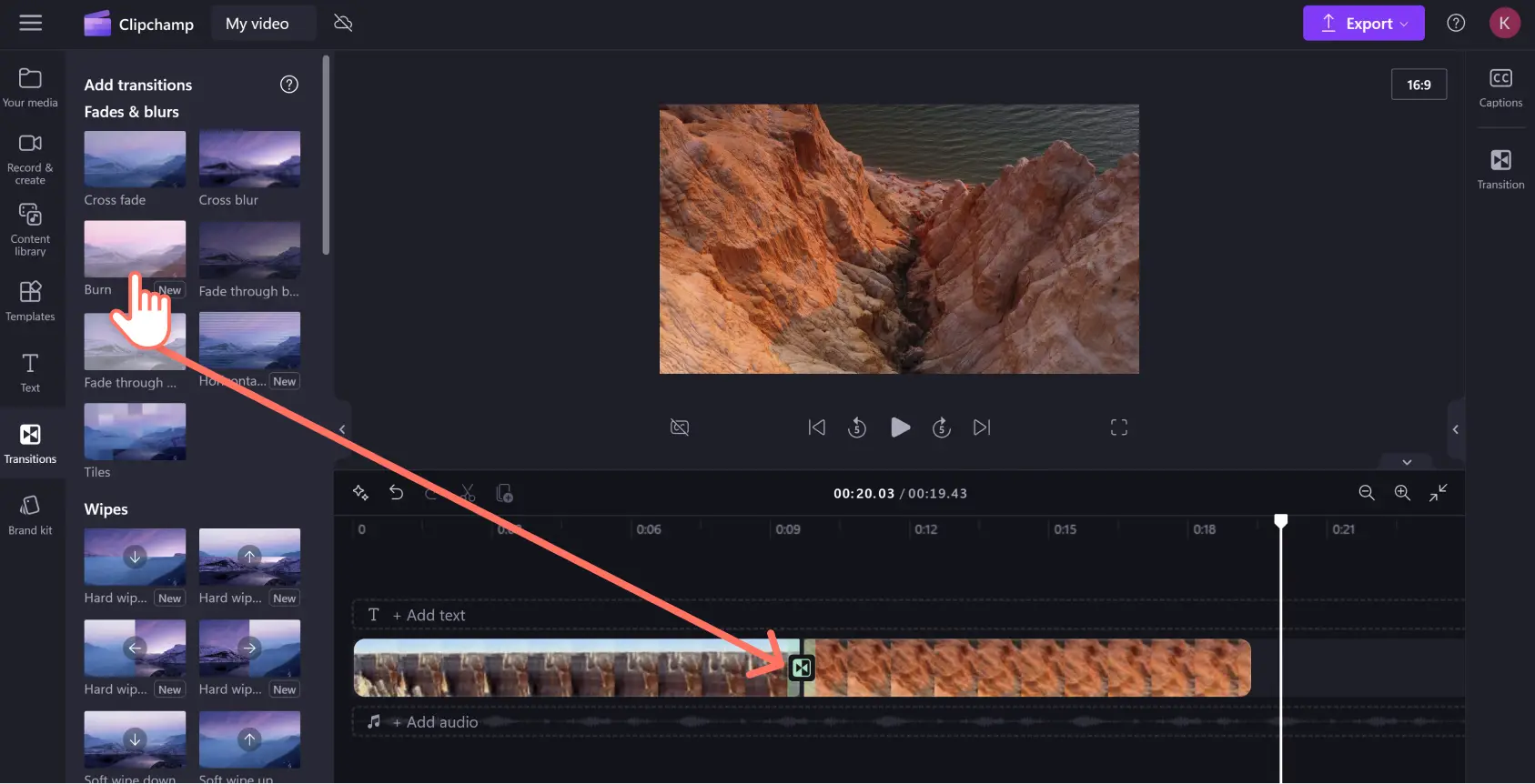 Et billede af en Clipchamp-bruger, der trækker og slipper sceneovergange mellem videoklip på redigeringstidslinjen.