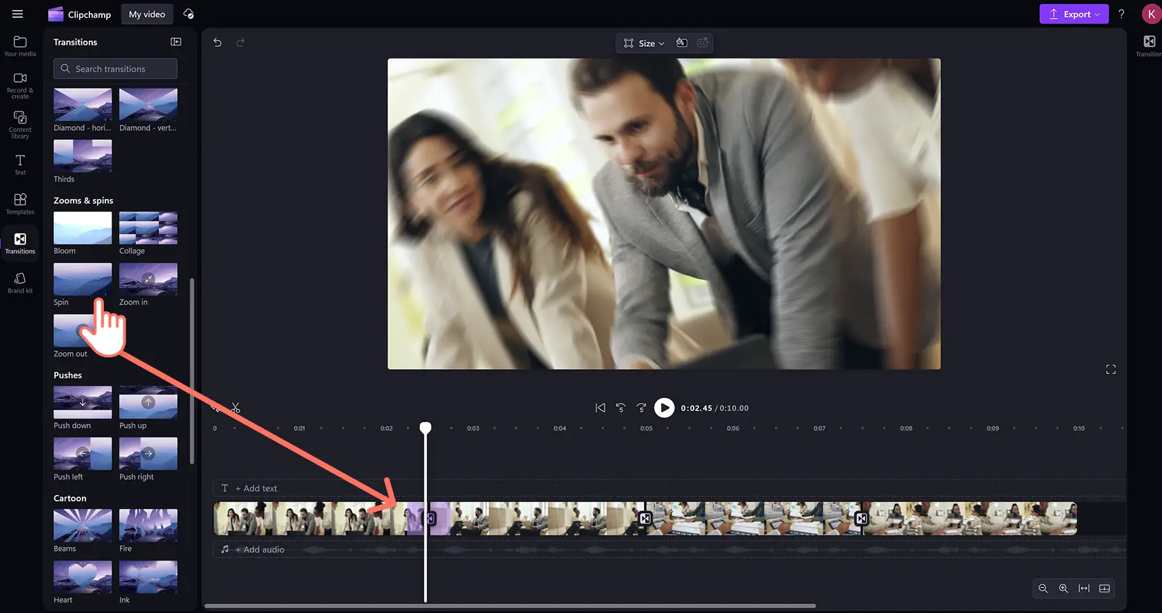 Un usuario añadiendo la transición de giro entre vídeos en el editor de vídeo Clipchamp.