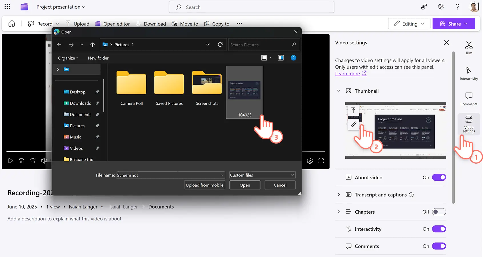 En bruker som laster opp et nytt videominiatyr i Microsoft Clipchamp.
