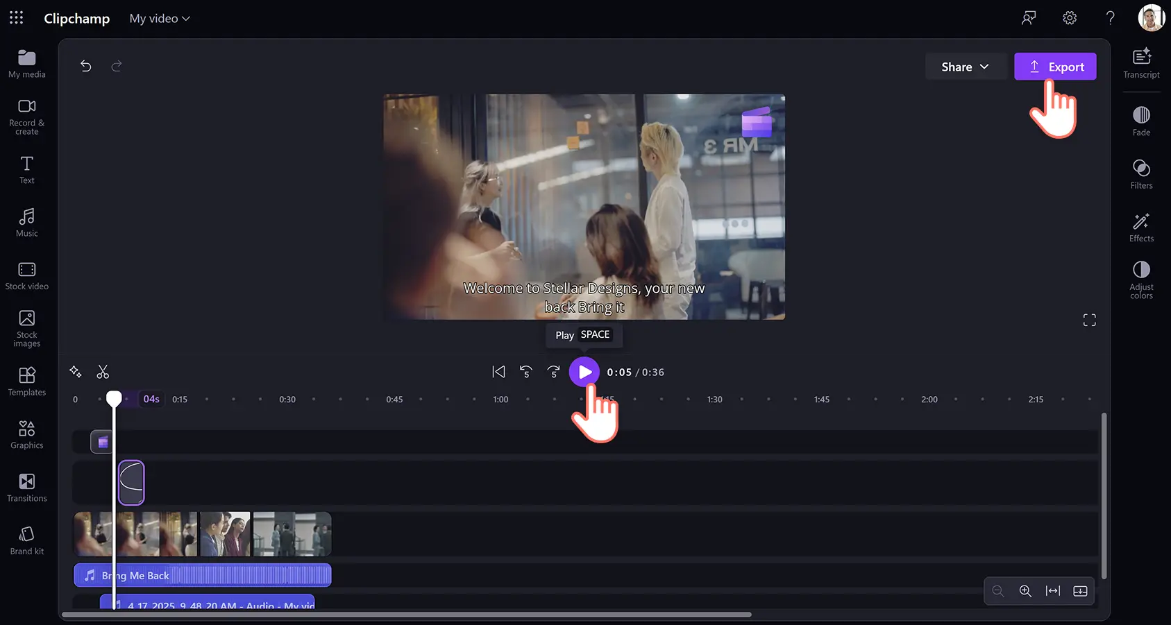 Пользователь экспортирует корпоративное видео с пояснениями в Clipchamp для работы.
