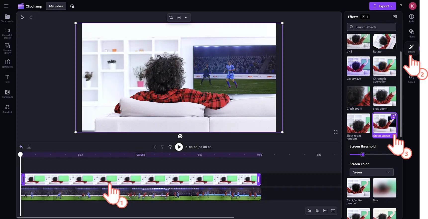 Seorang pengguna menggunakan kesan skrin hijau pada video dalam editor video Clipchamp.