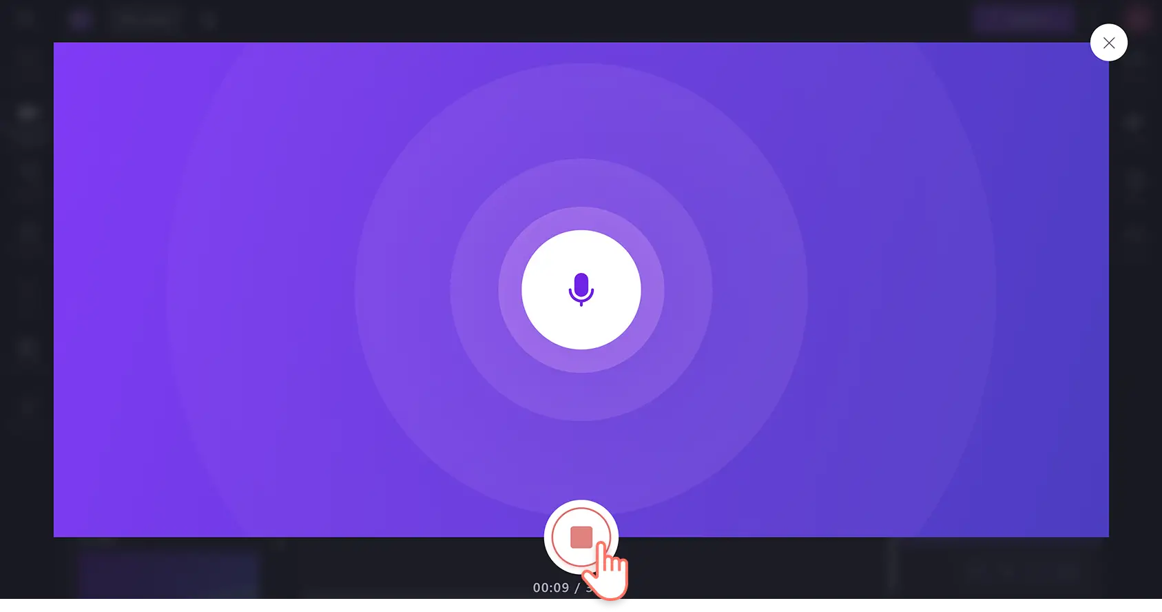 Clipchamp video düzenleyicide çevrimiçi ses kaydedici içindeki durdur düğmesine tıklayan bir kullanıcı.