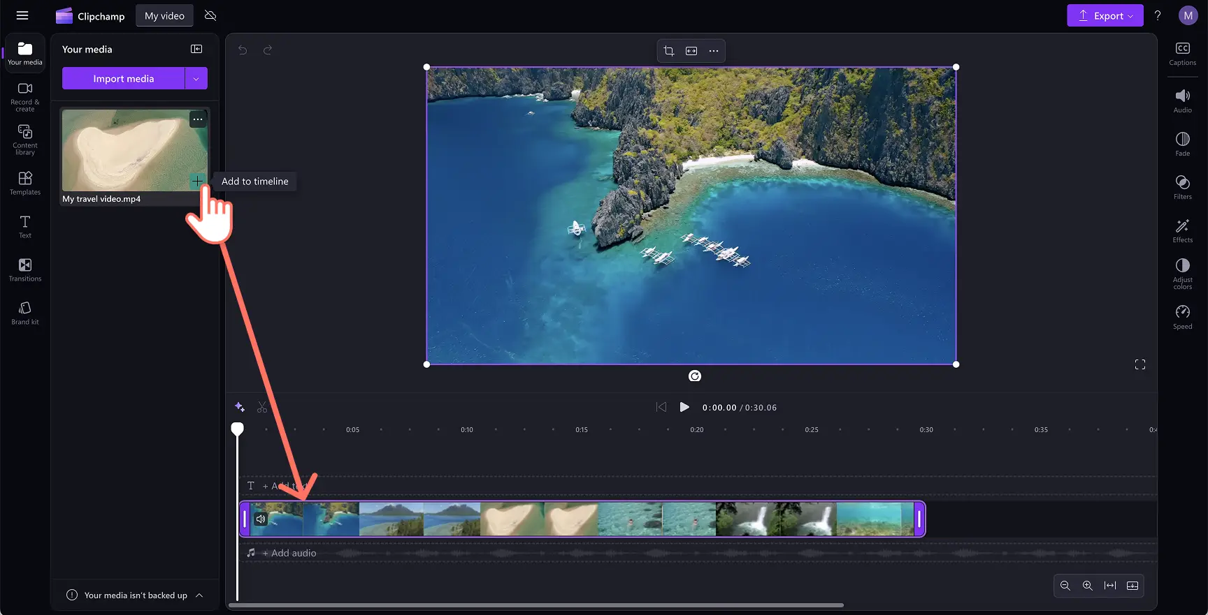 Gambar pengguna menyeret dan melepaskan video ke lini masa di Clipchamp.