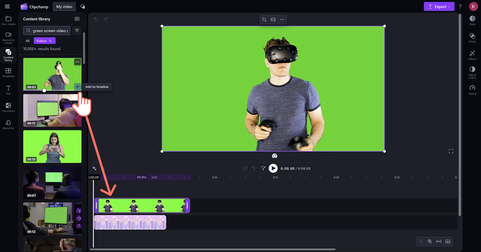 Eine Person, die ein Grün-Filter-Video per Drag & Drop auf die Zeitleiste im Clipchamp Video-Editor zieht.