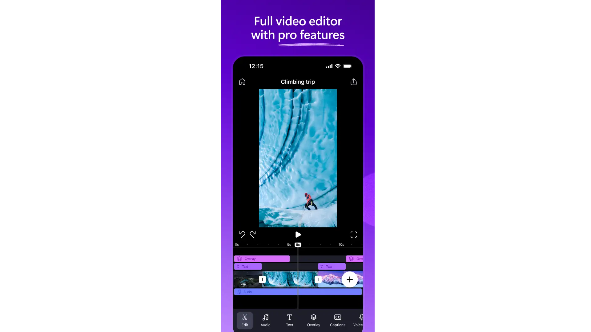Gambar pengguna mengedit video di aplikasi seluler Clipchamp.