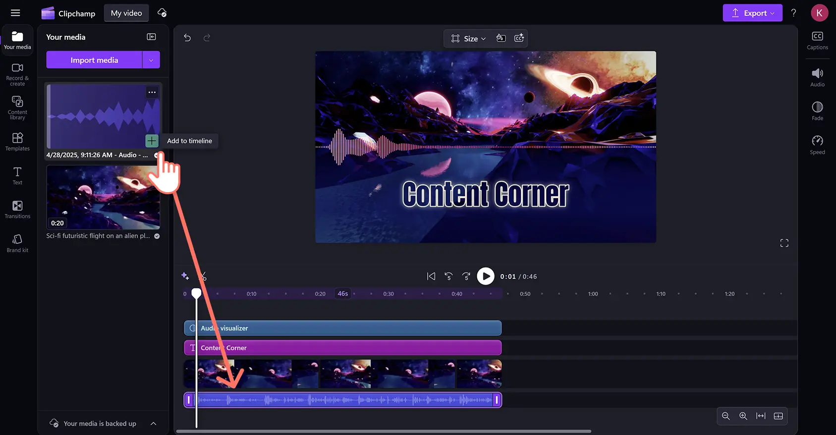 En bruger trækker en podcastlydfil hen på en tidslinje i Clipchamp-videoeditoren.