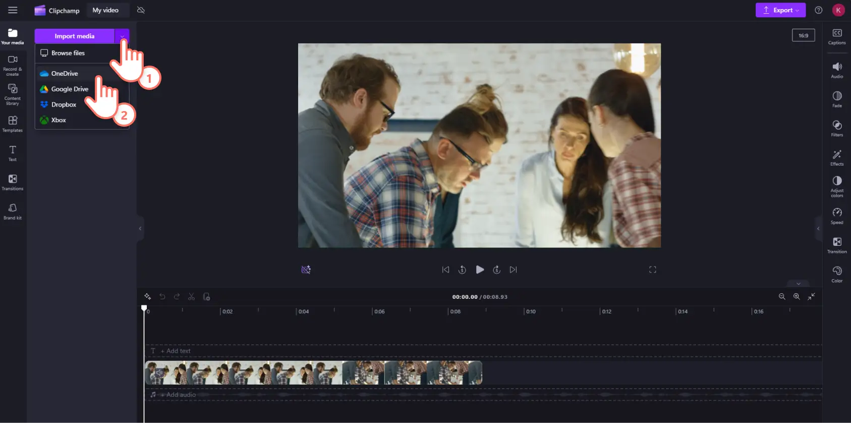 Зображення користувача Clipchamp, який наводить курсор на параметр OneDrive у розкривному меню імпорту медіафайлів.