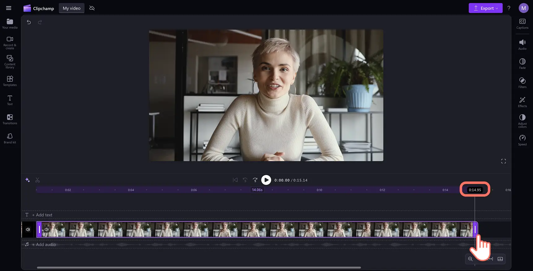 Clipchamp で動画をトリミングするユーザー