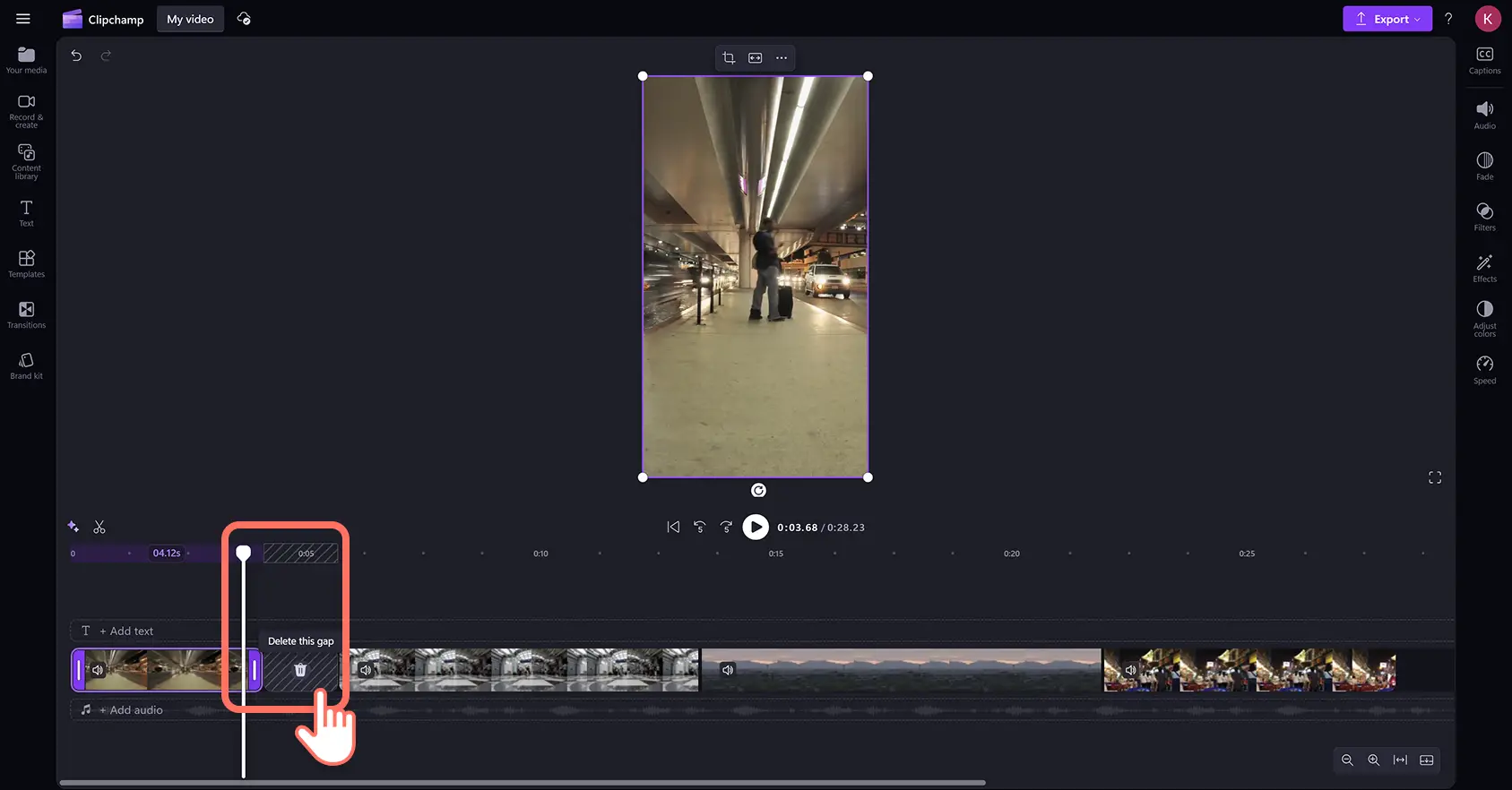En bruger sletter et hul fra tidslinjen ved hjælp af hulfjernelse i Clipchamp-videoeditoren.