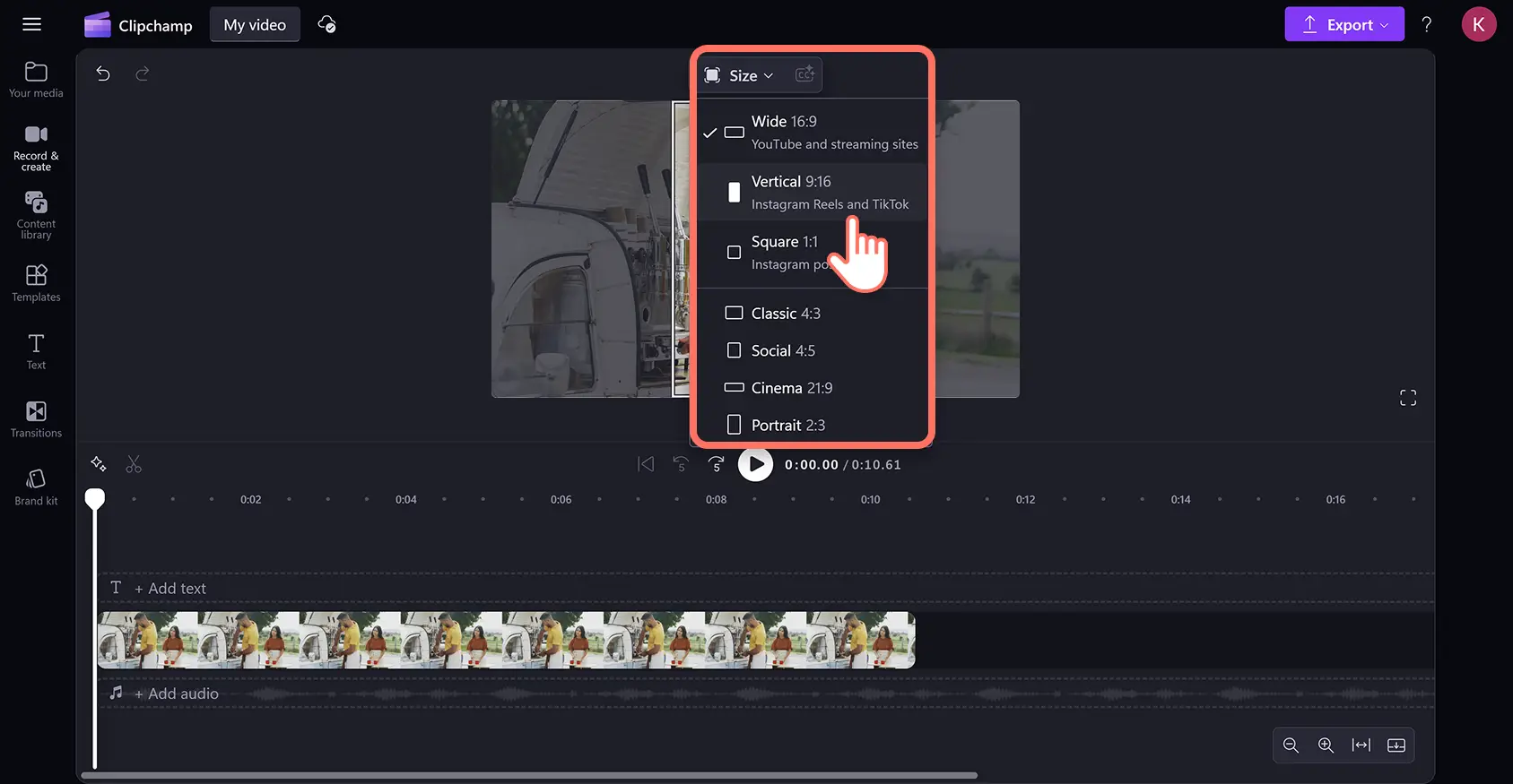Clipchamp ビデオ エディターで Instagram リールとストーリーの縦横比をプレビューしているユーザー。