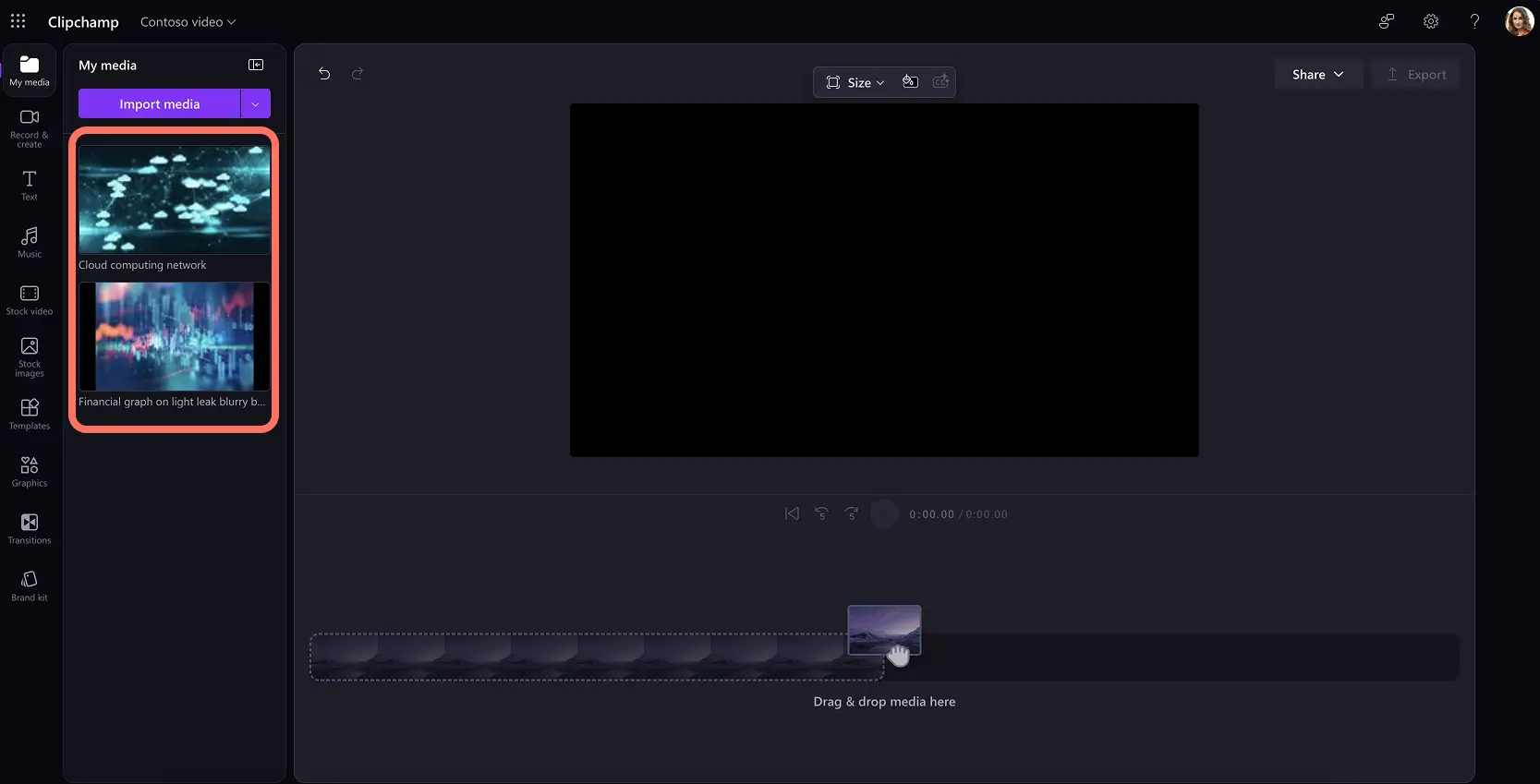 Seorang pengguna memuat naik klip video ke Clipchamp untuk kerja