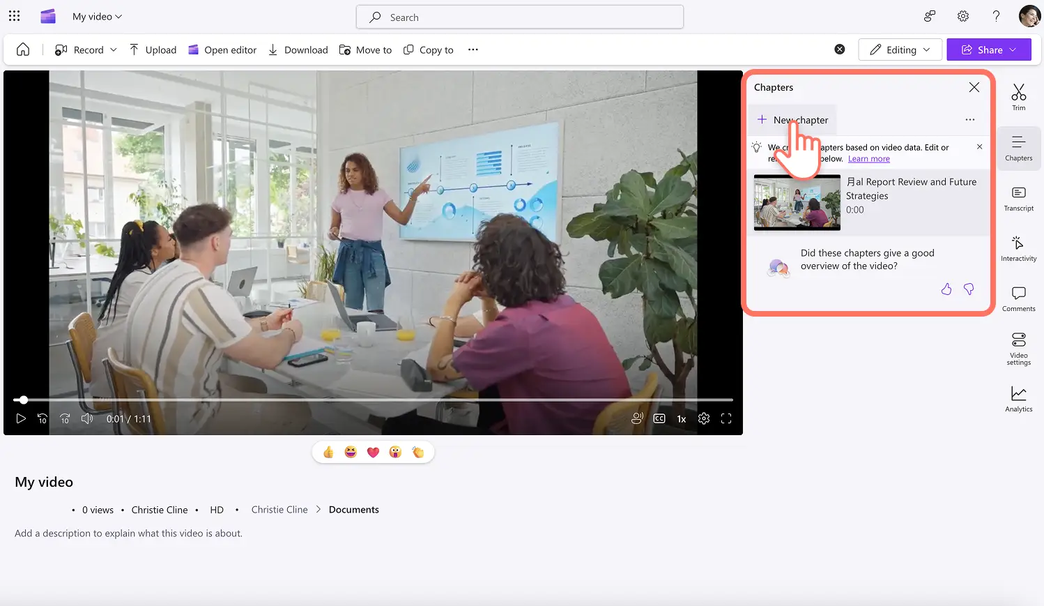 Een gebruiker die hoofdstukken aan een video toevoegt in Clipchamp.