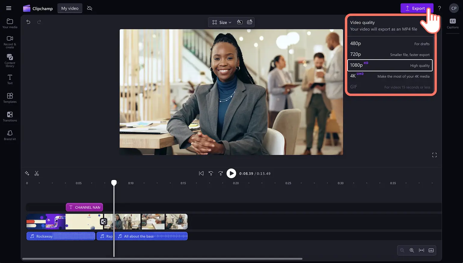 Un utente che salva un video nell'editor video di Clipchamp.