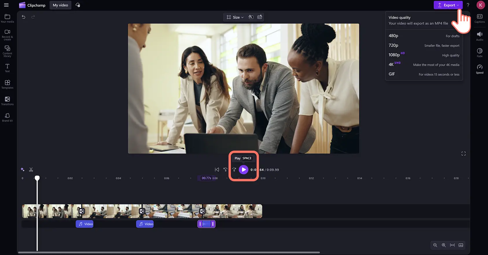 Un usuario previsualizando y exportando un vídeo que contiene transiciones de giro en el editor de vídeo Clipchamp.
