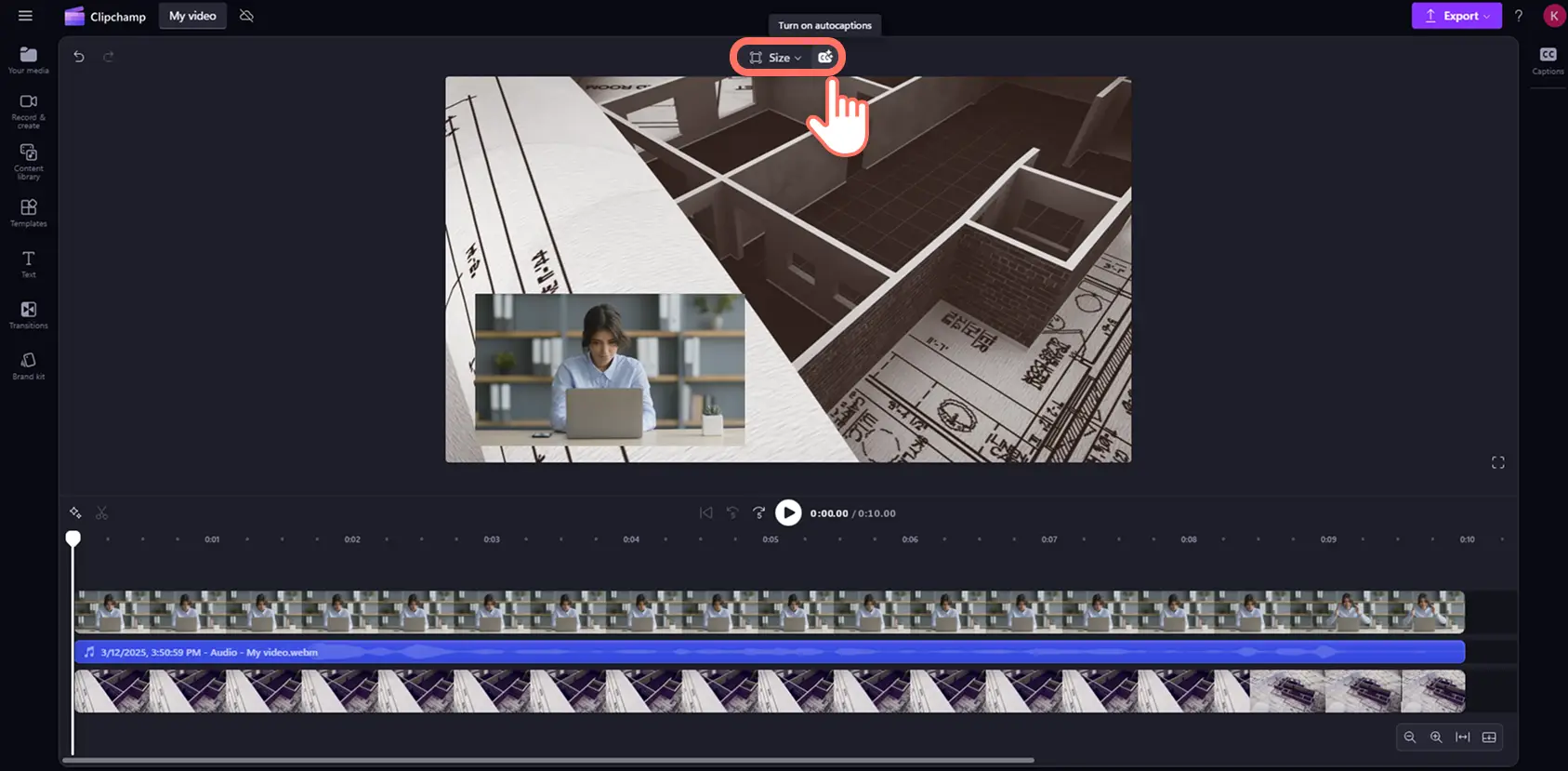 En bruker som klikker på knappen for automatisk teksting på den fristilte verktøylinjen for å legge til undertekster i bilde-i-bilde-videoen i Clipchamp.